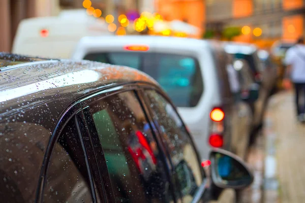 Reflectie van de gevel van de winkel in de auto — Stockfoto