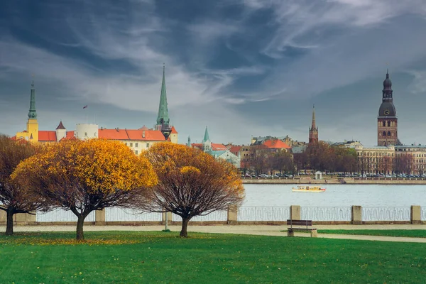 Sonbaharda Eski Riga Kasabası manzarası — Stok fotoğraf