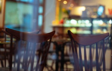 Gerçeklik ve yansımanın soyut oyunu