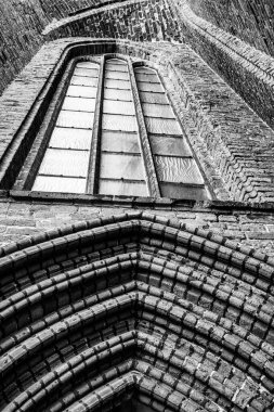 Pencereli eski bir katedralin ön cephesi. Çizgileri ve kıvrımları olan tuğla işi. Riga 'nın eski kasabasının merkezindeki güzel katedral. Siyah ve beyaz biçimlendirme