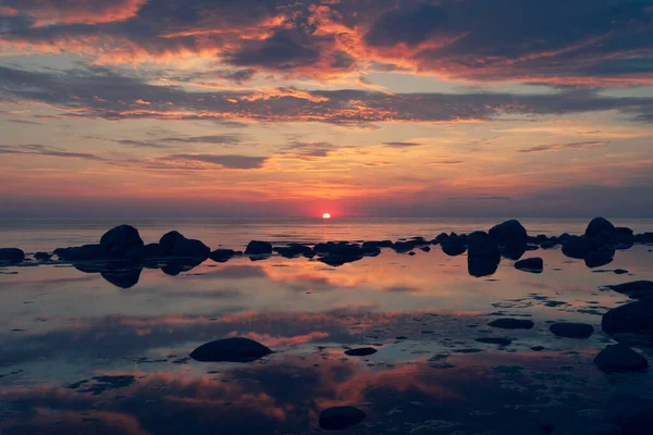 Puesta de sol con piedras en el Mar Báltico — Foto de Stock