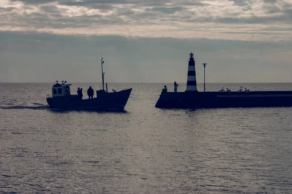 Un barco pesquero sale al mar al amanecer — Foto de Stock