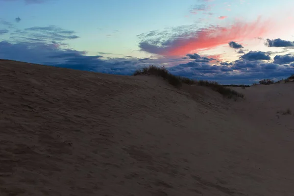 Beaux nuages sur les dunes au coucher du soleil — Photo