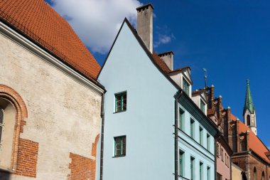 Kiliseler ve evler eski kent Riga'da çatılar