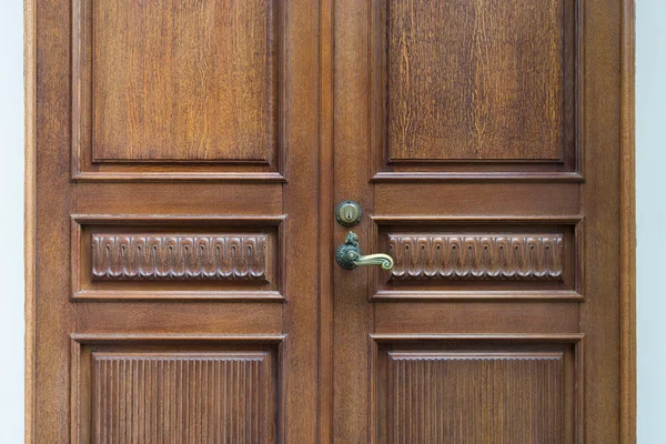 La porte est en bois sculpté avec une poignée vintage — Photo