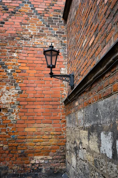 Уличная лампа на стене старого здания — стоковое фото