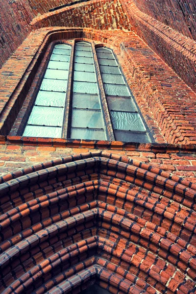 Detalhe da fachada com uma janela da antiga catedral de Riga — Fotografia de Stock