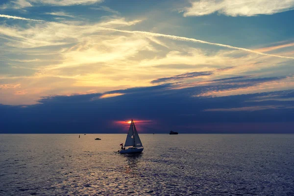 Yacht in mare aperto al tramonto — Foto Stock