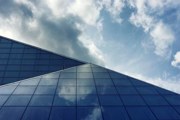 Die Glasscheiben eines Gebäudes mit Wolkenreflexion — Stockfoto