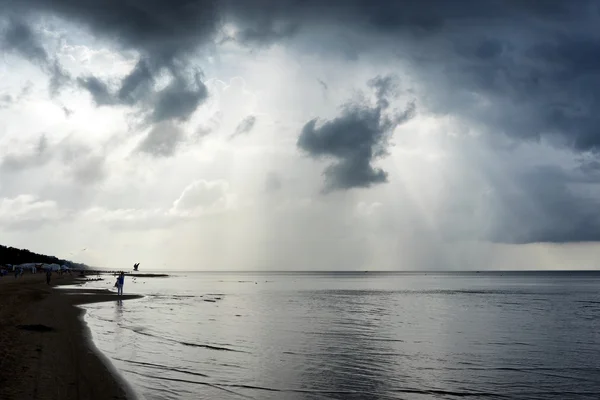 Klid na břehu Baltského moře s mraky — Stock fotografie