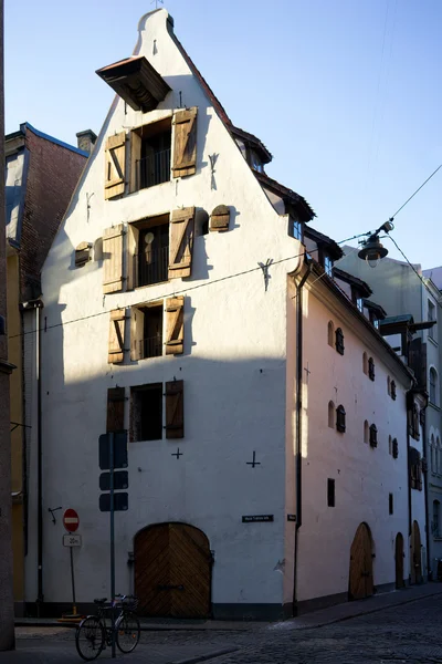 Un vecchio magazzino in città con finestre chiuse — Foto Stock