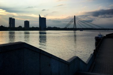 Yüksek binalar ve Askılı köprü Riga'da Daugava