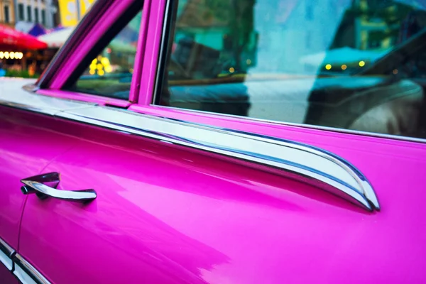 Lumières de ville en soirée dans des lunettes voiture vintage — Photo