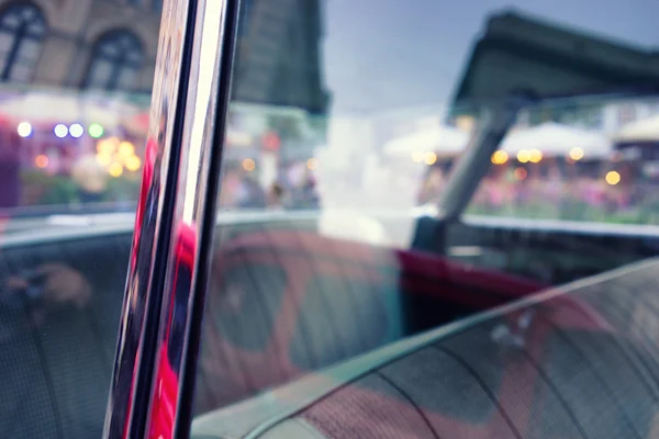 Evening city lights in glasses vintage car — Stock Photo, Image