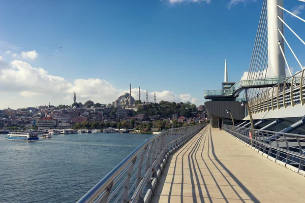 Blick auf Istanbul von der Brücke über das Goldene Horn — Stockfoto