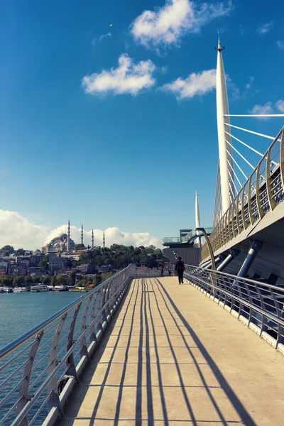 Uitzicht van Istanbul vanaf de brug over de Gouden Hoorn — Stockfoto
