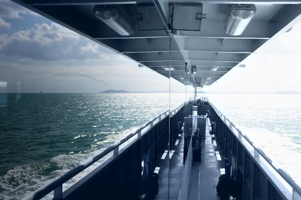 Pont d'un navire avec réflexion dans les fenêtres de la mer — Photo