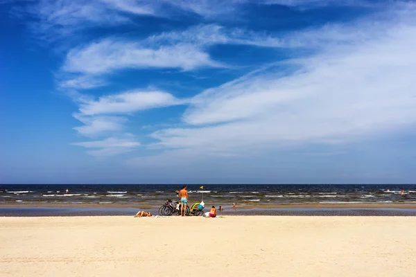 Familia descansando en la playa de Jurmala —  Fotos de Stock