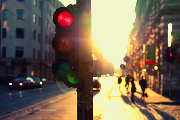 Traffic lights at night outdoors at sunset — Stock Photo, Image