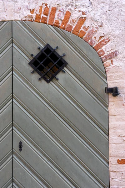 Деталь старой двери в красной кирпичной стене — стоковое фото