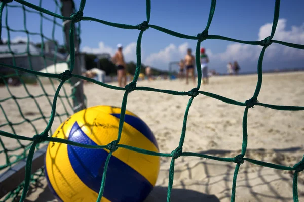 Gele bal in het doel op het strand — Stockfoto