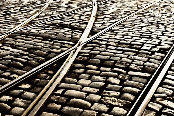 Tramvay rayları cobblestones cadde üzerinde — Stok fotoğraf