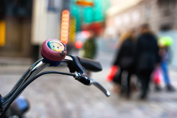 Up with smiles on the handlebars on the city street — Stock Photo, Image