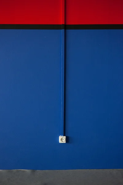 Neu lackierte blaue Wand mit Rosette — Stockfoto