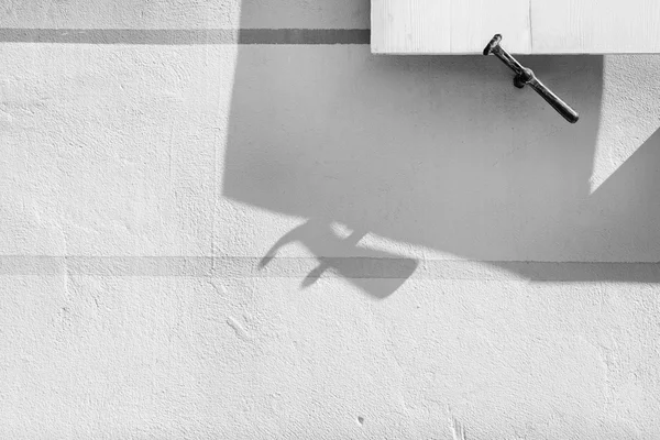 Détail des volets sur la fenêtre avec l'ombre sur le mur — Photo