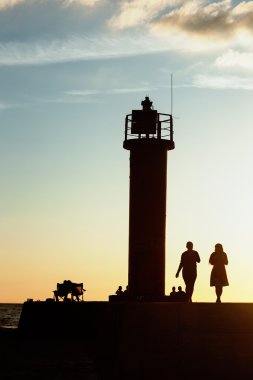 Gün batımında kapalı görmek için deniz feneri kişi geldi