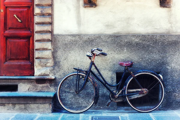 Vélo vintage contre le mur devant la porte du hou — Photo