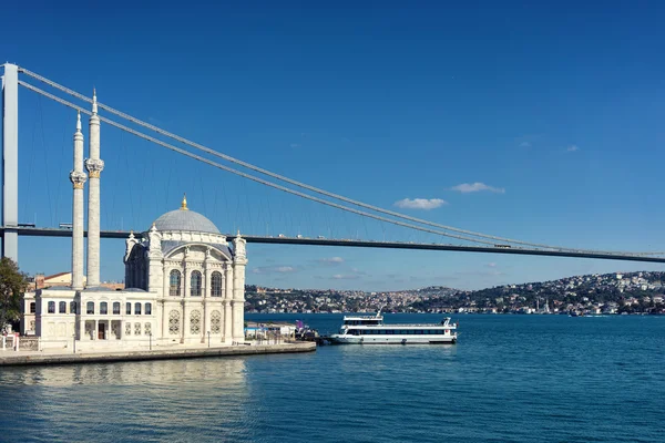 Moschee und Brücke über den Bosporus — Stockfoto