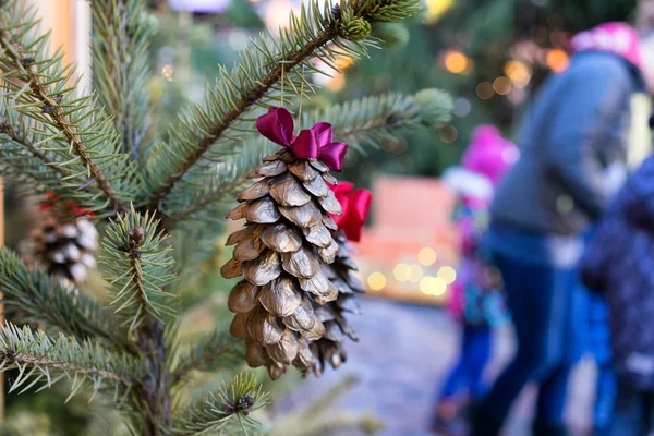 Addobbi natalizi sull'albero di Natale al centro della — Foto Stock