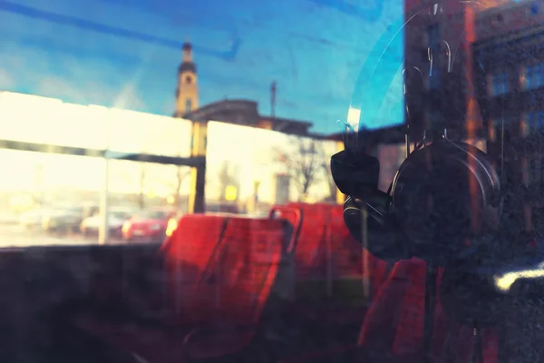 城市通过玻璃的公共汽车到城市 — 图库照片