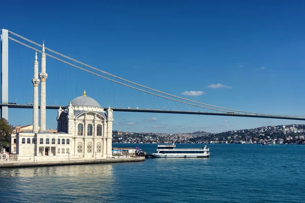 Mecset és a a Boszporusz-híd Stock Kép