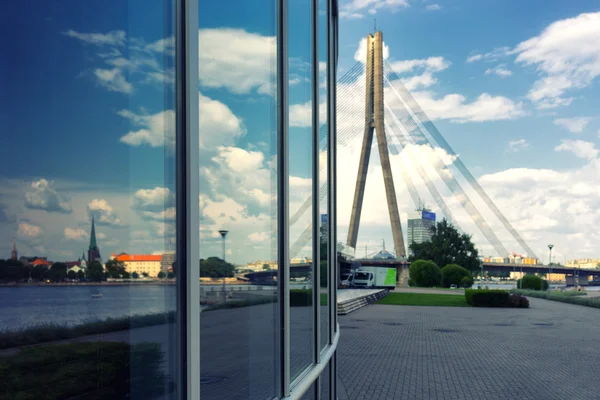 Askılı köprü ve reflecti şehir panoraması — Stok fotoğraf