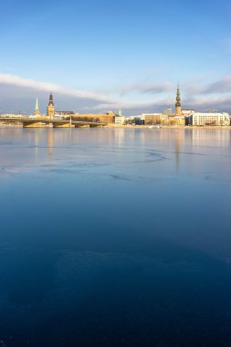 Riga donmuş nehir ve taze kar Panoraması