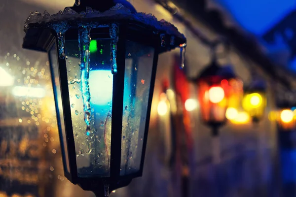 Mångfärgade lampor på mässan i staden för jul — Stockfoto