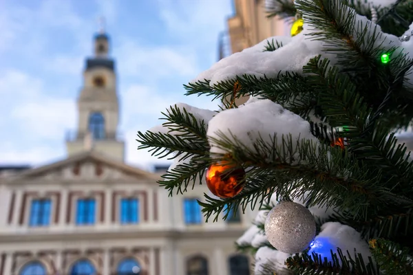 Town hall of Riga and Christmas tree with colorful balls — Stock Photo, Image