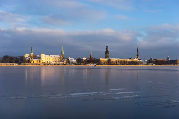 Panorama Riga pe râul înghețat și zăpadă proaspătă — Fotografie, imagine de stoc