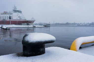 Kış blizzard bağlantı noktasında feribot ile sabitlemek