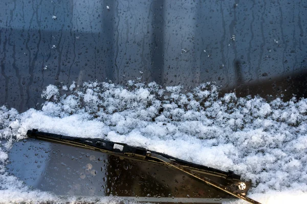 Car wiper cleans the glass from the snow — Stock Photo, Image