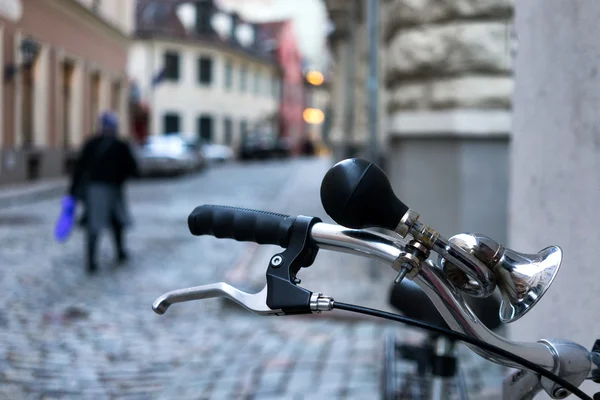 De fiets wiel met een signaal op de straten van de oude stad backg — Stockfoto