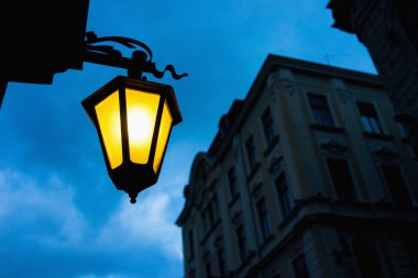 Şehir sokak açık sarı mavi gökyüzü