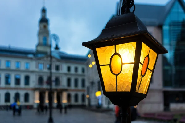 Luz amarilla en el fondo del Ayuntamiento de Riga — Foto de Stock