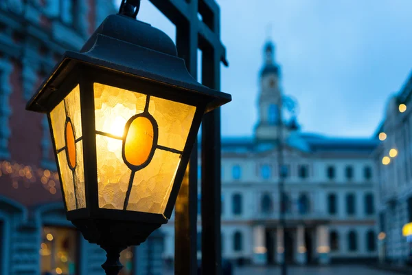 Luz amarilla en el fondo del Ayuntamiento de Riga — Foto de Stock