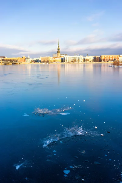 Riga Panoraması donmuş nehir Daugava yansıması ile — Stok fotoğraf
