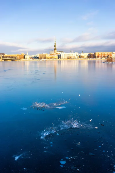 Panoramę Rygi z odbicia w zamarzniętej rzeki Daugava — Zdjęcie stockowe