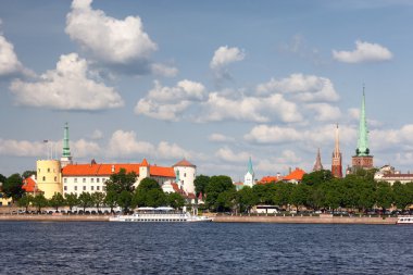 Gemi ile bir yaz gününde Letonca başkenti Riga Panoraması