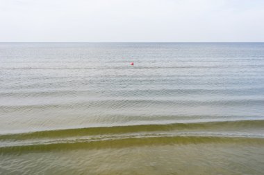 Kırmızı şamandıra sakin denizde yüzen